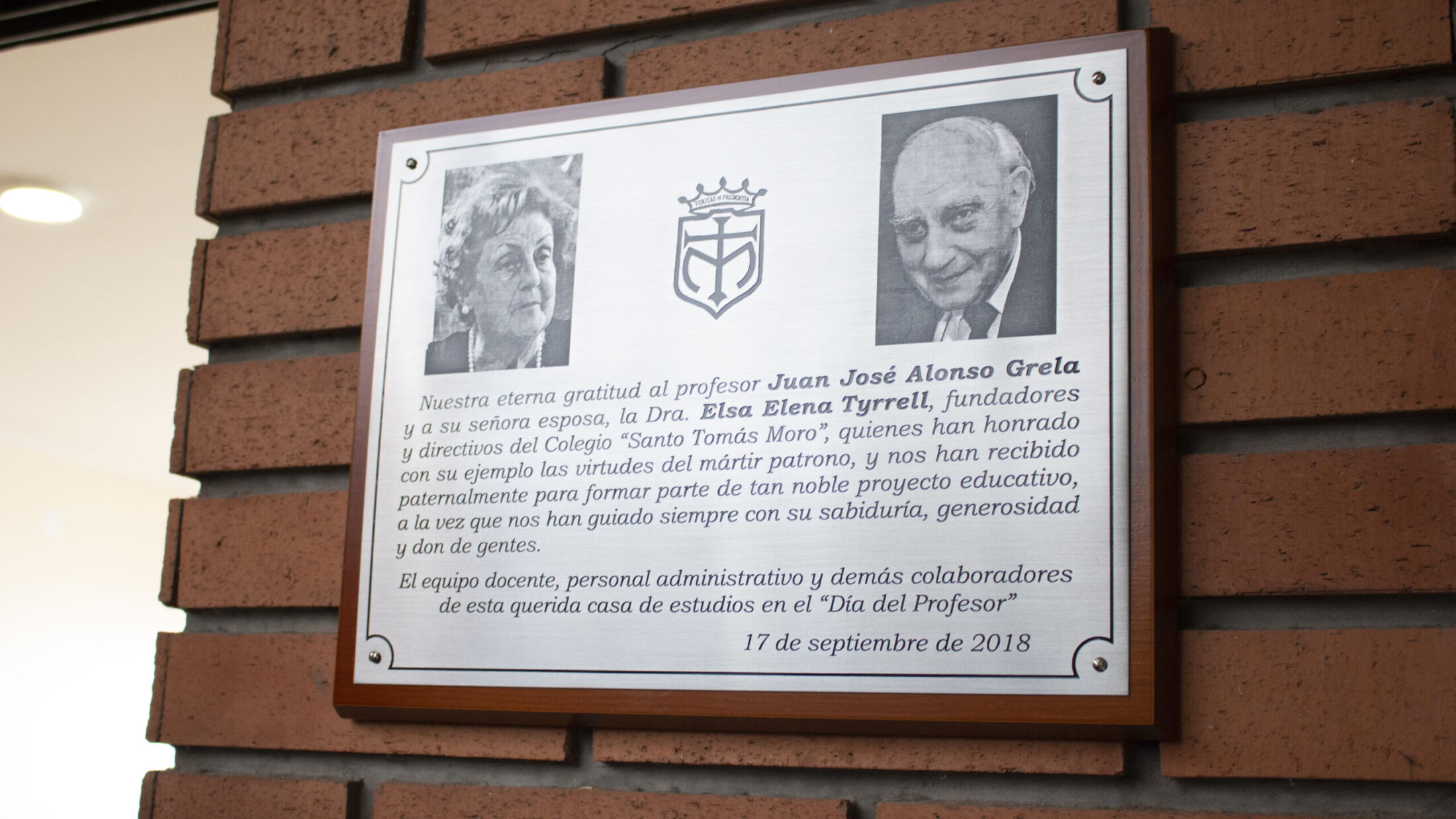 Colocación de la placa recordatoria